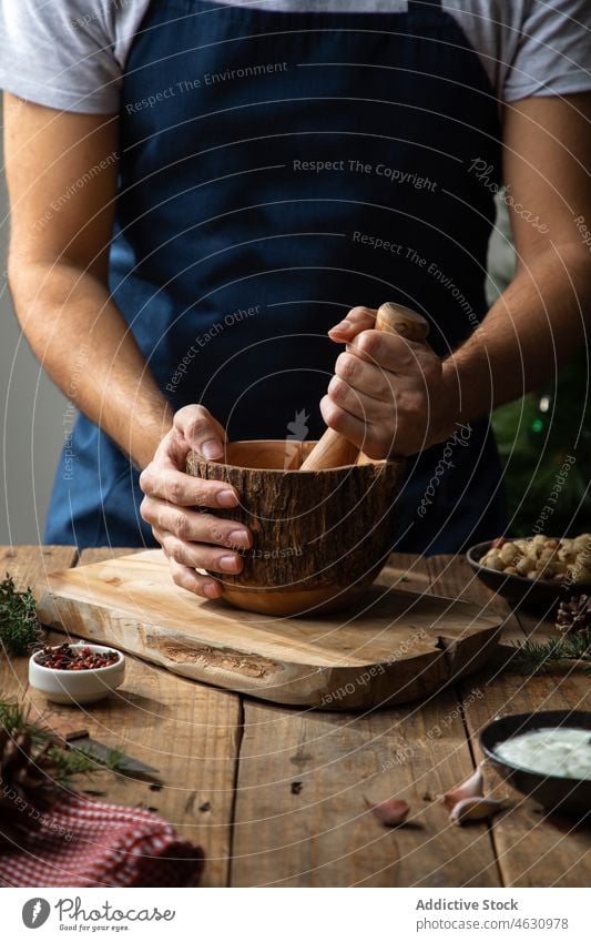 Anonymer Mann mahlt Pfeffer im Mörser Paprika Grinden Minenwerfer Aromastoff Gewürz Koch kulinarisch Küche Rezept Bestandteil vorbereiten Küchenchef