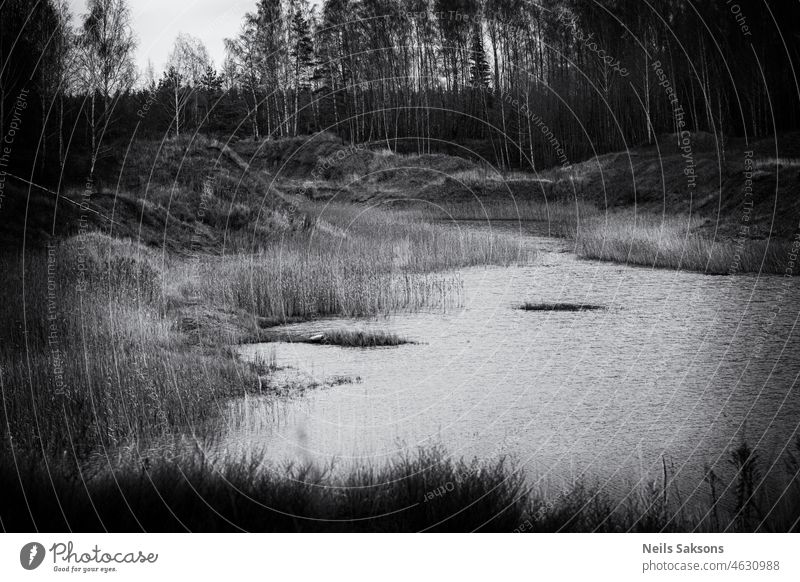 Teich in einer alten, stillgelegten Sand- und Kiesgrube künstlich Hintergrund schön schwarz blau Wolken Kultur dunkel Tag Wald Gras grün Historie Industrie See