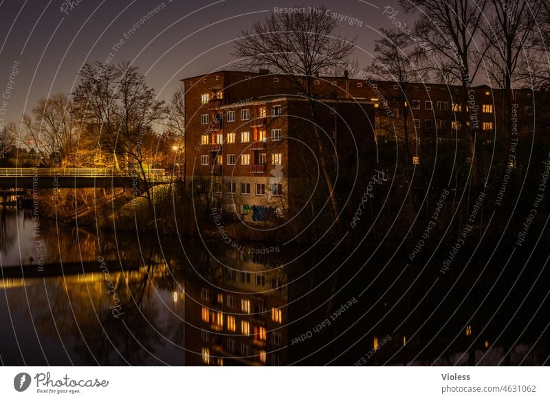 Es wird Nacht in Hamburg II Wohnhaus Spiegelung Wolken Fenster Bille Kanal Brücke Hansestadt Beleuchtung