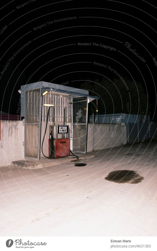 Tankstelle – fossile Energie fossile Energiequellen Treibstoff veraltet Diesel Fleck Verschmutzung Rohstoffe & Kraftstoffe Energiewirtschaft Zapfsäule