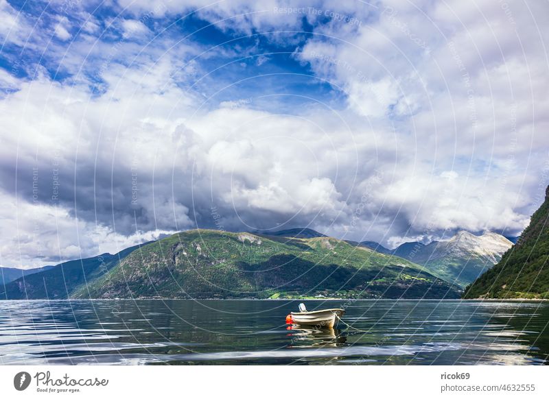 Ein Boot auf dem Storfjord in Norwegen Fjord Norddal Skandinavien Gebirge Berge Landschaft Natur Wasser Sommer Sunnmore More og Romsdal Wolken Himmel blau grün