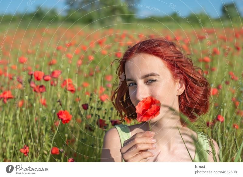 Mädchen mit Mohnblume  im Mohnfeld mädchen mohn lachen mohnfeld jugendliche Jugend teenager wiese blumenwiese glücklich fröhlich auszeit jung freude Feld