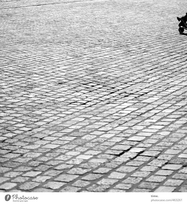 Steinmeierei Kind 1 Mensch Platz Kopfsteinpflaster Marktplatz Kinderwagen eckig einfach Ferne lang Stadt Einsamkeit leer Schwarzweißfoto Außenaufnahme Schatten