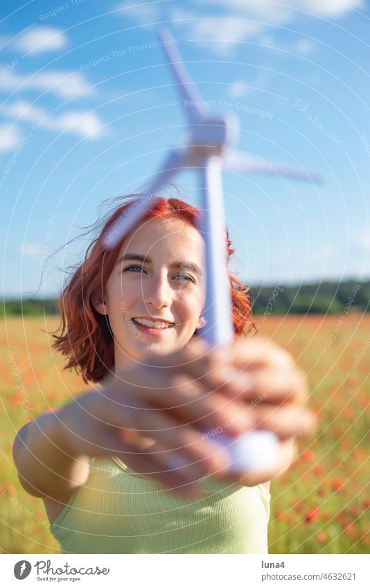 Mädchen mit Windrad  im Mohnfeld Windturbine Jugendliche Windkraft halten teenager lachen alternative Energie erneuerbare Energie Modell Miniatur Nachhaltigkeit