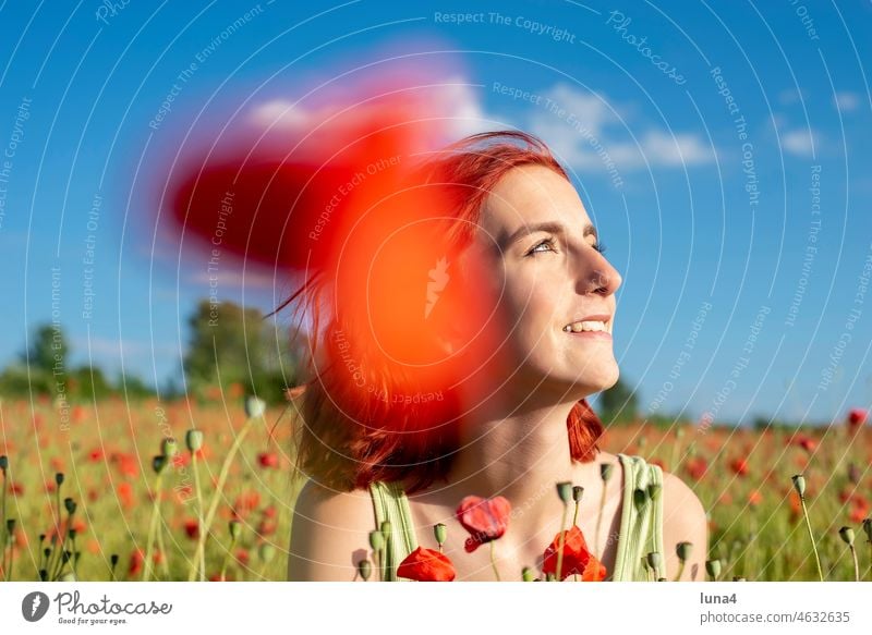 fröhliches Mädchen mit roten Haaren  im Mohnfeld mädchen mohn lachen mohnfeld jugendliche Mohnblume Jugend teenager wiese blumenwiese glücklich auszeit jung