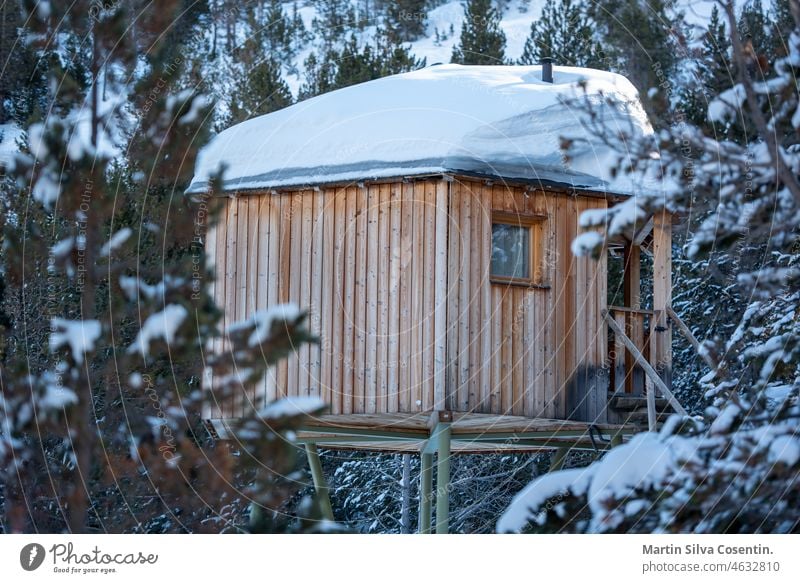 Rustikale Hütte in den Bergen der Pyrenäen im Inerno von 2022 alpin andora Andorra Architektur Kabine canillo kalt Europa Wald grandvalira Einsiedelei Hotel