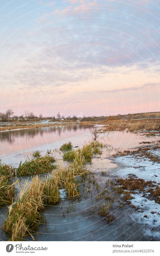 Schöne Naturlandschaft mit Birken und zugefrorenem Fluss im Winter. schön Schönheit blau Wolken kalt farbenfroh Landschaft trocknen Umwelt fallen Wald Frost