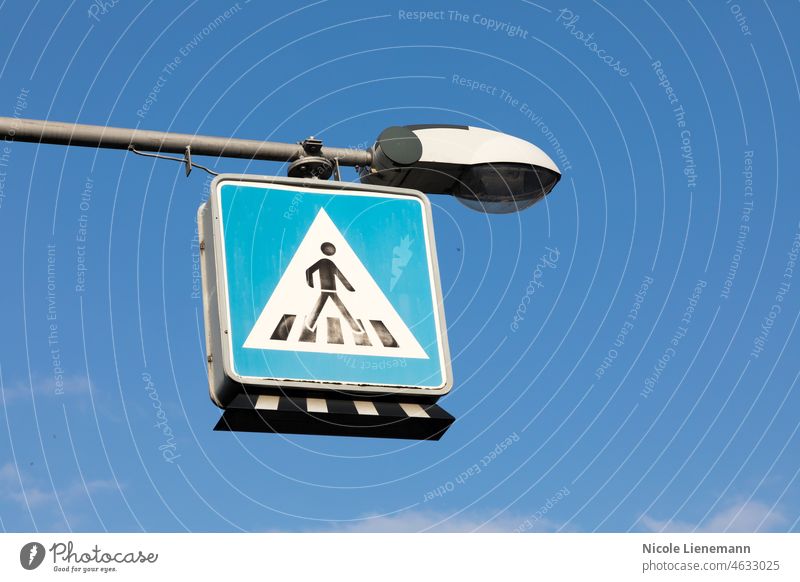 Schild Fußgängerweg mit blauem Himmel Zeichen Straße Verkehr Spaziergang Symbol Ikon Vorsicht Zebrastreifen Überfahrt grün Ermahnung Menschen Hintergrund