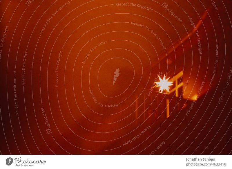 leuchtender Adventsstern auf Balkon Bokeh Experiment Lichter Tilt Unschärfe Herrnhuter Stern Haus Fassade rot Nebel Dunst Weihnachten & Advent