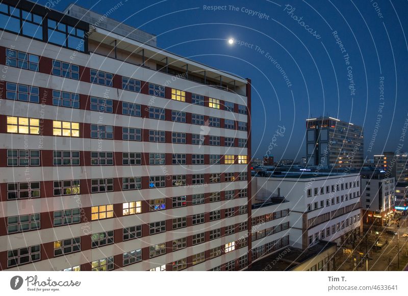 der Mond über Kreuzberg Askanischer Platz Nacht Berlin Architektur Licht Potsdamer Platz Hochhaus Gebäude Hauptstadt modern Stadt Stadtzentrum Außenaufnahme