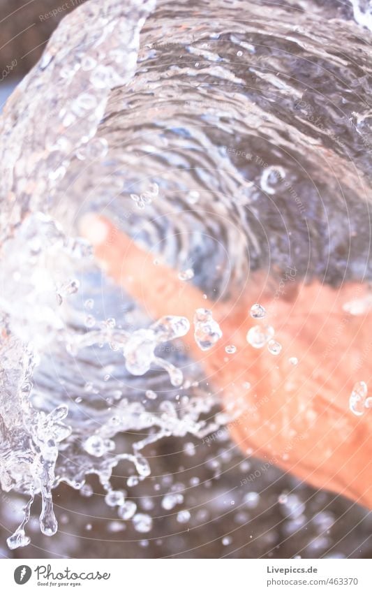 am Springbrunnen Spielen Hand Finger Wasser Wassertropfen Flüssigkeit frisch kalt nass natürlich wild weich violett Farbfoto Gedeckte Farben Außenaufnahme