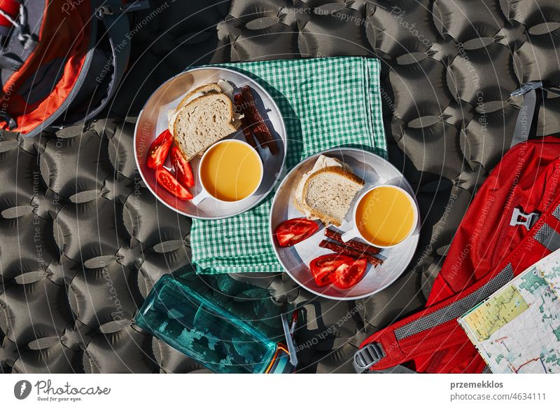 Frühstück auf dem Campingplatz im Freien. Teller mit Sandwiches auf Outdoor-Matte Lebensmittel Zelt Urlaub Ausflug Abenteuer reisend Lager aktiv Erholung