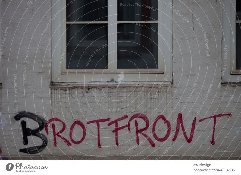 BROTFRONT Rotfront Fenster Spiegelung Fassade Reflexion & Spiegelung Architektur Gebäude Haus Außenaufnahme Graffiti Straßenkunst streetstyle streetart