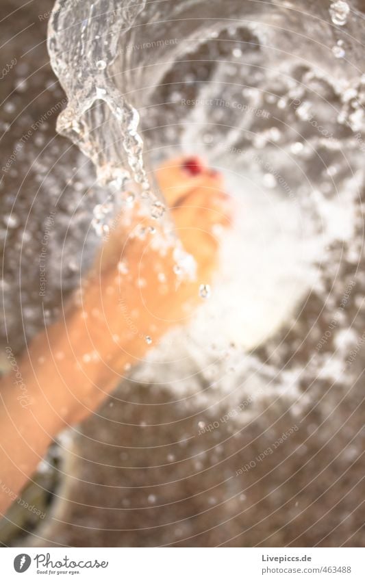 am Springbrunnen Spielen Sommer Fuß Wasser Wassertropfen Bewegung Flüssigkeit frisch kalt nass natürlich wild Gelassenheit Farbfoto Gedeckte Farben