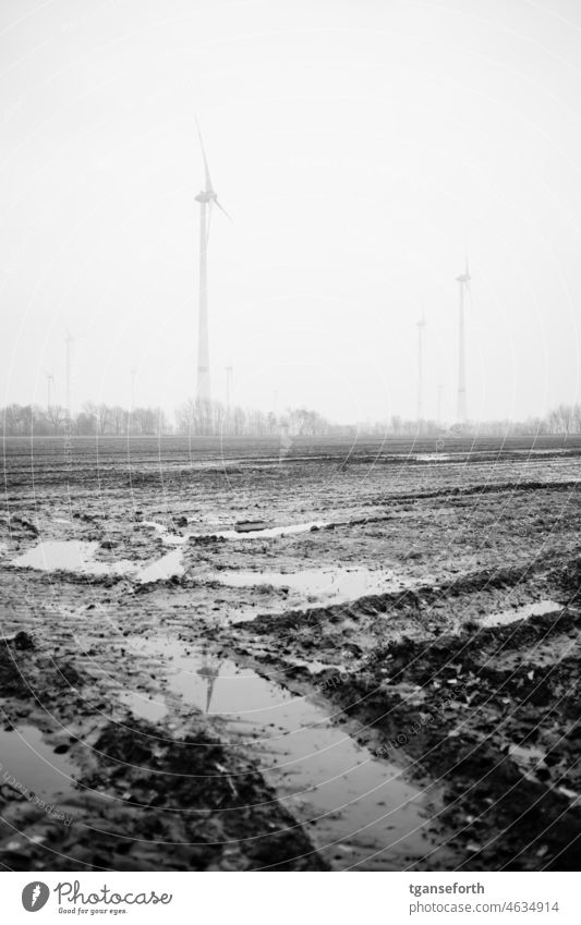 Matschepampe und Windräder matschepampe Acker treckerspuren Wasser Pfütze nass Schlamm windenergieanlage dreckig Regen Außenaufnahme Reflexion & Spiegelung