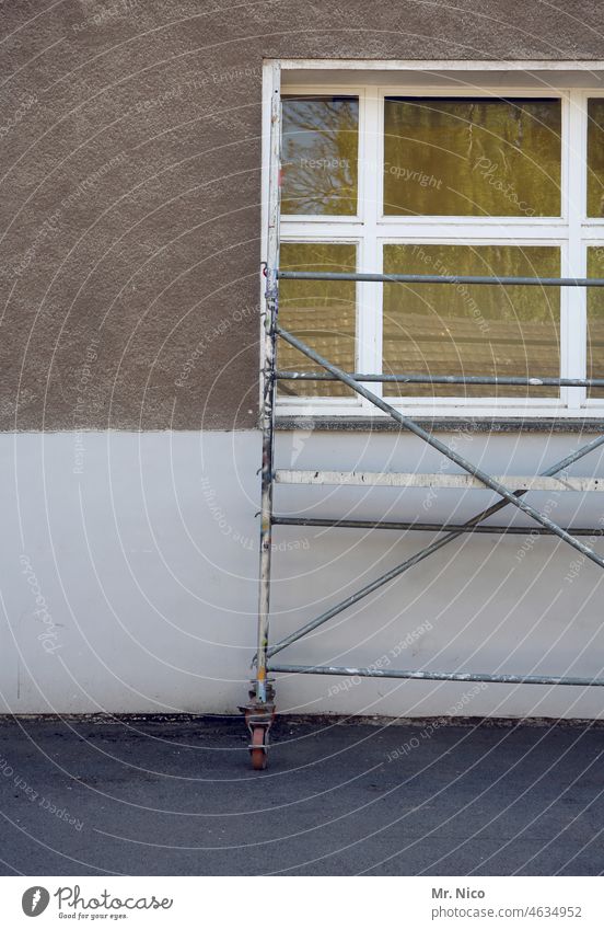 Gerüst vor Fenster Wohnhaus Altbau Modernisierung Wandel & Veränderung Umbauen Architektur Arbeit & Erwerbstätigkeit Baugerüst Renovieren Fassade Baustelle