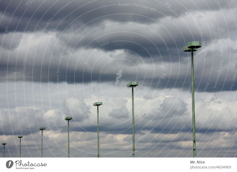 7 Leuchten Gewitterwolken Wetter Wolken Himmel Straßenlaterne Straßenbeleuchtung Reihe Laternenpfahl Beleuchtung Ordnung Verkehrswege hintereinander