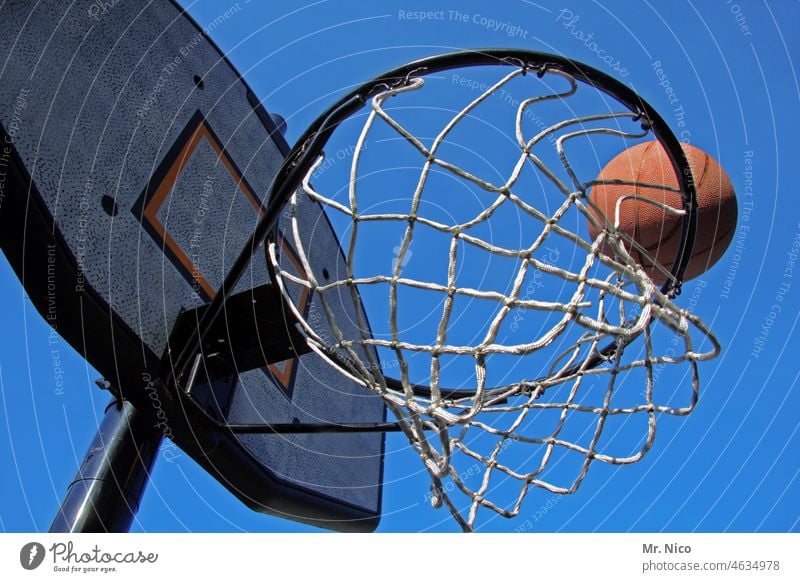 Streetball Korb Freizeit spielen Basketball Sport Netz gewinnen punkten Spielplatz Ball Basketballkorb treffen Treffer Freiwurf Sportanlage Basketballnetz