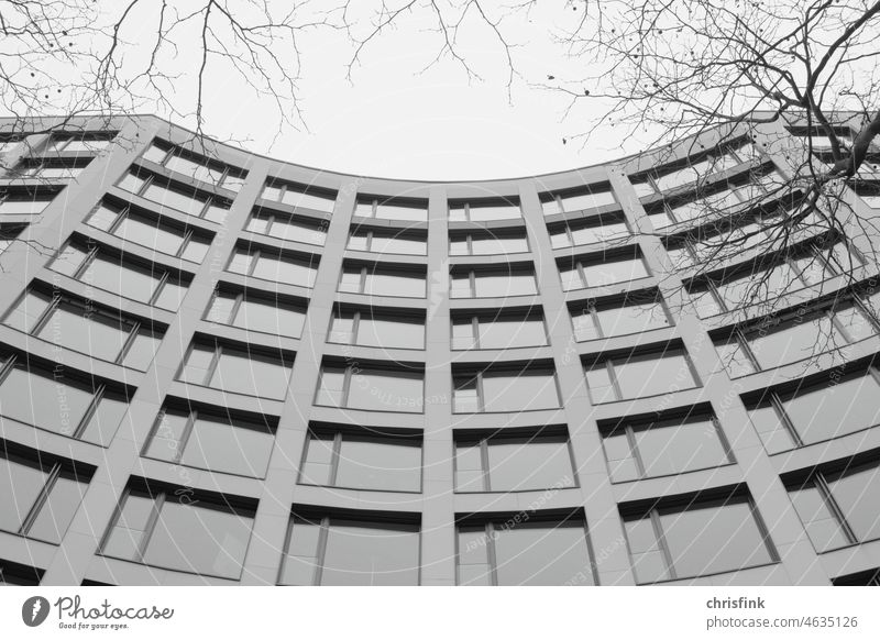 Fassade von Bürogebäude gebogen  Schwarz weiss Haus Gebäude Architektur Außenaufnahme Stadt Bauwerk Mauer Hochhaus Wand Stadtzentrum eckig Fenster Menschenleer