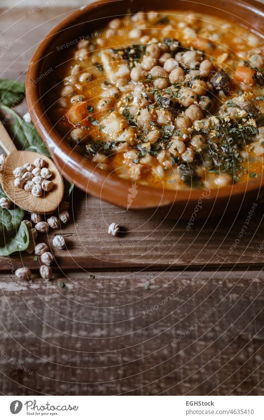 Potaje ist ein typisch spanisches Essen. Veganes Essen. Kichererbsen mit Mangold. Veganer schmoren Lebensmittel gekocht traditionell selbstgemacht Spanisch