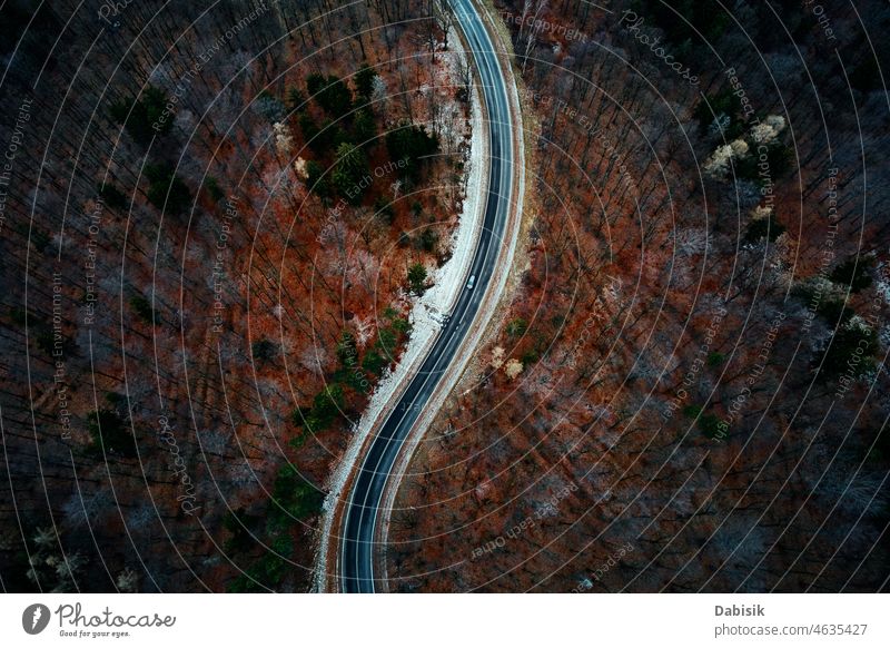 Landschaft mit kurvenreicher Straße durch Wald, Luftaufnahme Antenne Natur im Freien PKW Ansicht grün Autobahn Ausflug reisen Baum hoch malerisch Serpentinen