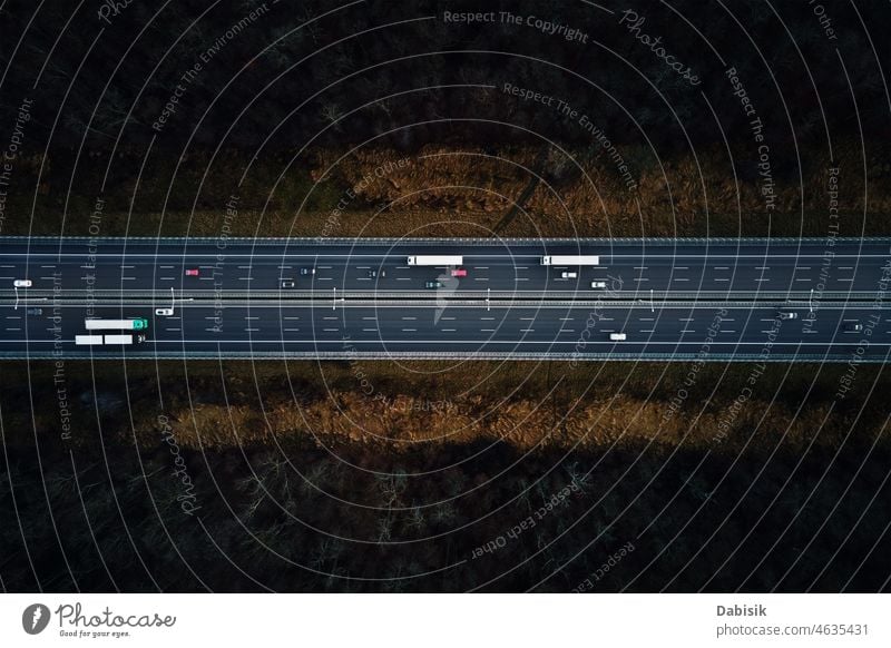 Luftaufnahme einer Autobahn mit fahrenden Autos Straße PKW Verkehr Antenne reisen Transport bewegend logistisch Asphalt Landschaft Ansicht Hintergrund Top