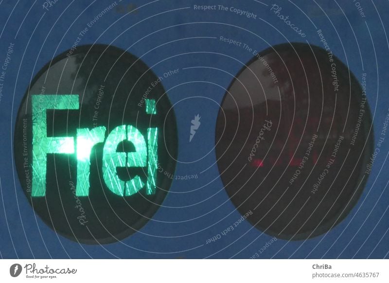 Frei, Freiheit ob im Leben oder im Parkleitsystem,  Parkhaus Ampel an der Einfahrt Schilder & Markierungen grün Verkehr Tiefgarage Garage Tor Verkehrszeichen