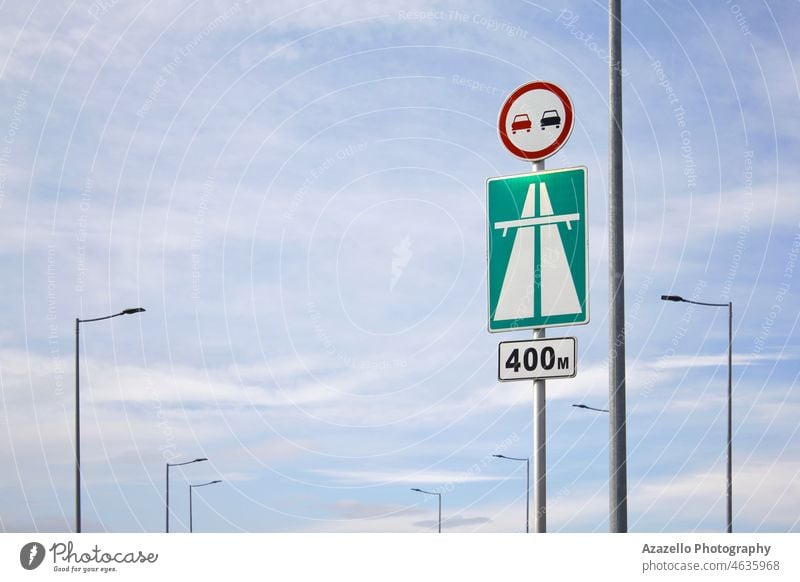 Blick auf ein Verkehrsschild vor dem blauen Himmel. gegen Blauer Himmel Holzplatte Vorsicht kreisen Großstadt Konzept Regie Laufwerk Fahrweg Autobahn Ikon Idee