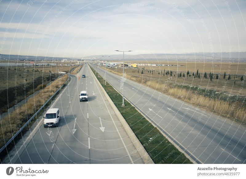 Autobahn inmitten einer menschenleeren Gegend Architektur Ankunft Asphalt Hintergrund blau Gebäude Stadtbild Wolkenlandschaft Kurve Tag Regie Revier Fahrweg