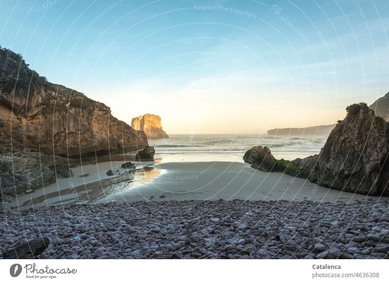 Strand am frühen Wintermorgen Ferien & Urlaub & Reisen Himmel Meer Wasser Landschaft Horizont Natur Sand Küste Tag Tageslicht nass Gischt Steine Felsen Bucht