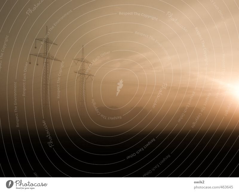 Stromaufwärts Technik & Technologie Energiewirtschaft Strommast Umwelt Natur Landschaft Horizont Klima Wetter Schönes Wetter Nebel leuchten stehen fest