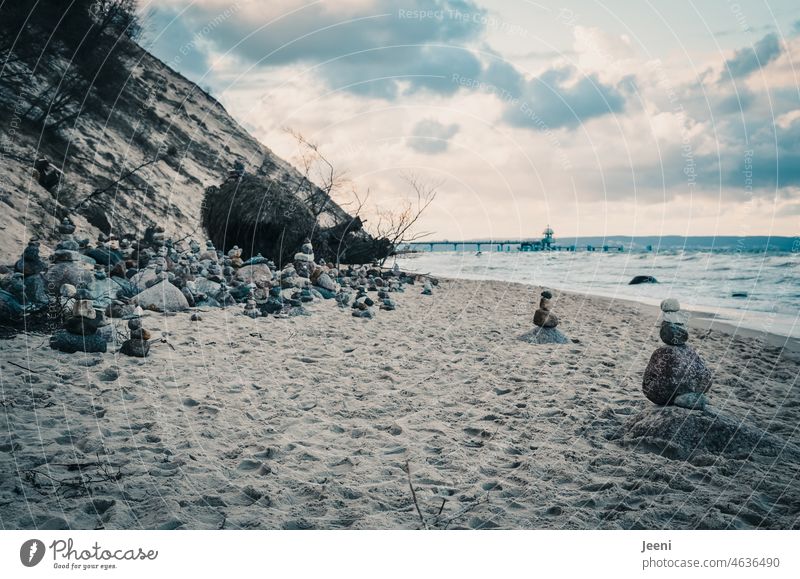 Ein Feld aus Steintürmen am Strand Steine Steinhaufen Stabilität natürlich Natur Felsen Wasser Turm steinig Strandspaziergang Naturliebe Ostsee Ostseestrand