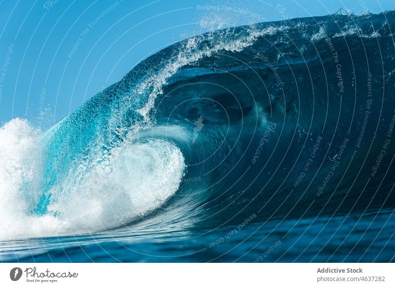 Schaumige Wellen rollen im Ozean auf MEER Meer winken platschen schäumen Kraft Wasser Natur Energie Meereslandschaft Oberfläche blau Himmel marin aqua Bewegung