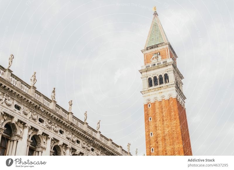 Fassade des Campanile St. Marks mit Turm gegen bewölkten Himmel Bell Tower Basilika Architektur historisch Erbe Wahrzeichen katholisch Sightseeing Religion