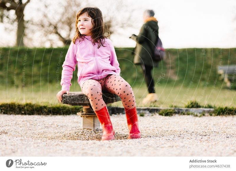 Mädchen auf Holzplattform Kind Spielplatz spielen Spaß haben unterhalten Kindheit Vergnügen spielerisch Sommer Zeitvertreib Freizeit Erholung niedlich