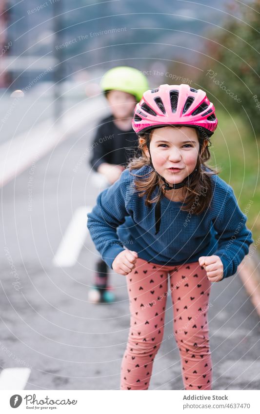 Mädchen beim Rollschuhlaufen auf einer Straße mit Bergen Kind Rollerskate Mitfahrgelegenheit Hobby Kindheit Freizeit Vorstadt Frau üben Aktivität Sommer aktiv