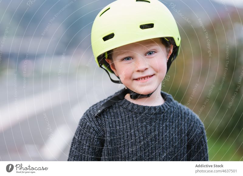 Inhalt Junge mit Schutzhelm Kind Hobby Kindheit Straße Freizeit Aktivität Mitfahrgelegenheit Schlittschuh Sicherheit Sommer aktiv Freude Erholung schützend