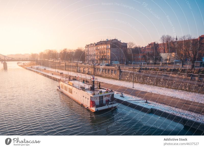 Schiff auf Fluss in der Nähe der verschneiten Küste Wasser Gefäße Stauanlage Hafengebiet Schnee Winter Großstadt Kreuzfahrt Frost Raureif Gebäude kalt Maure