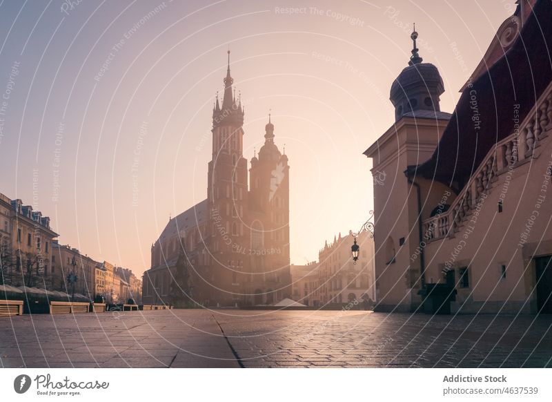 Leerer Platz mit mittelalterlichen Gebäuden im Sonnenaufgang Quadrat Turm Architektur leer früh historisch Großstadt Kultur Kirche Religion Straße Straßenbelag