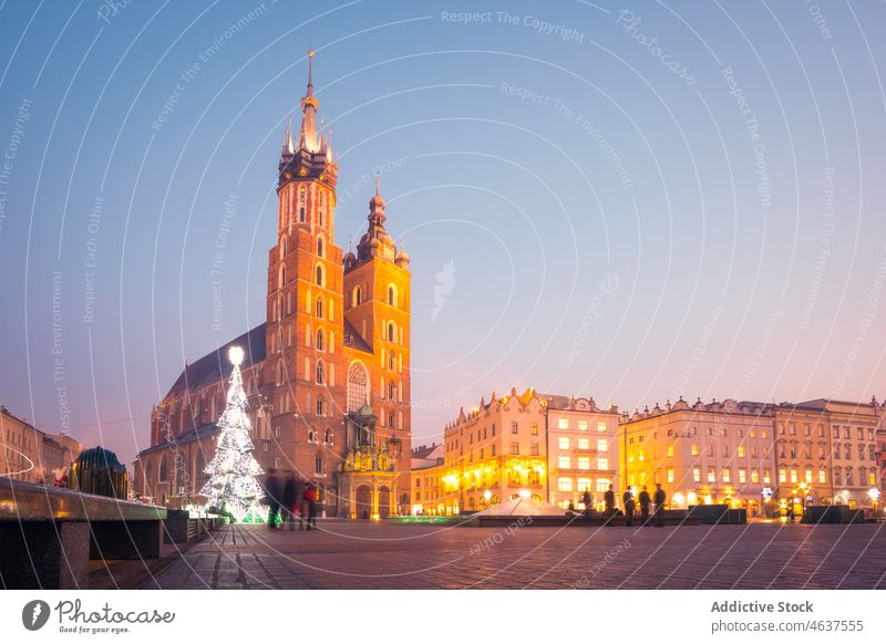 Krakauer Platz am Abend Quadrat Gebäude mittelalterlich Turm Architektur historisch Großstadt Kultur Kirche glühen leuchten Straßenlaterne Religion Straßenbelag