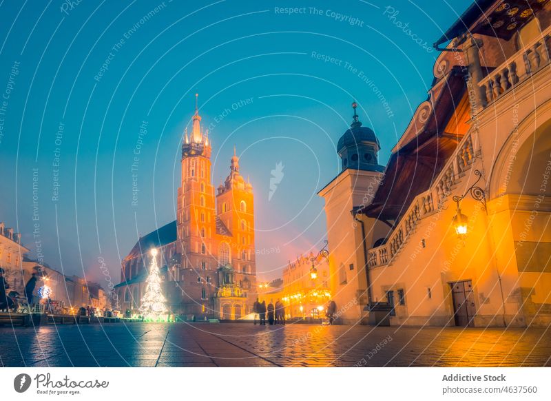 Krakauer Platz am Abend Quadrat Gebäude mittelalterlich Turm Architektur historisch Großstadt Kultur Kirche glühen leuchten Straßenlaterne Religion Straßenbelag