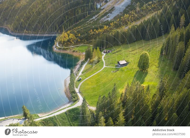 Kleine Häuser am grünen Berghang in der Nähe des Sees Natur Landschaft Berge u. Gebirge Cottage Wald Haus Österreich Salzburg Hügel Sommer Örtlichkeit türkis