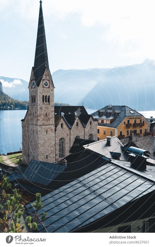 Alter Steinturm in der Nähe des Sees und des Gebirges Turm Berge u. Gebirge Österreich Dorf Erbe Tourismus antik reisen Europa Natur Gebäude Architektur alt