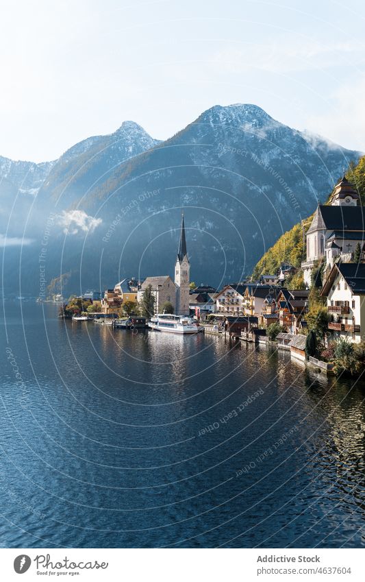 Alte Stadt in der Nähe von See und Bergen Berge u. Gebirge Dorf Natur Wohnsiedlung Wald Landschaft Österreich Salzburg reisen Berghang Wasser Herbst fallen