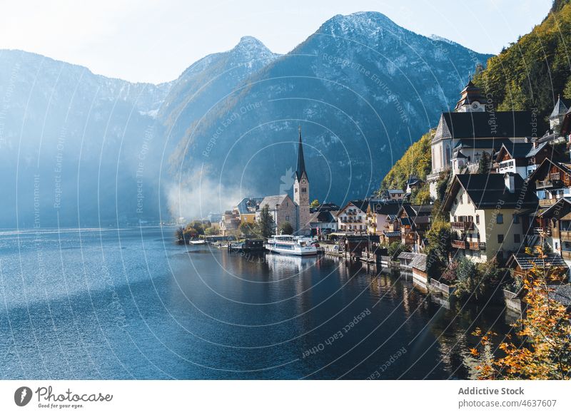 Alte Stadt in der Nähe von See und Bergen Berge u. Gebirge Dorf Natur Wohnsiedlung Wald Landschaft Österreich Salzburg reisen Berghang Wasser Herbst fallen