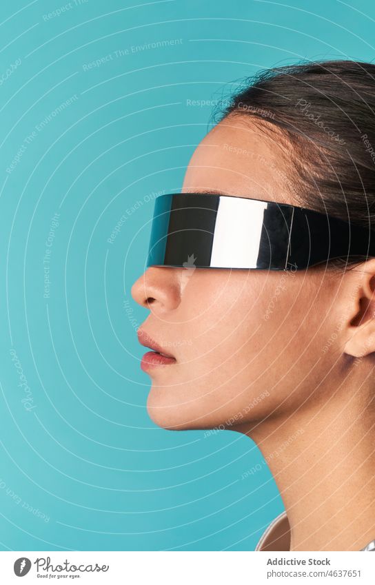 Ethnische Frau mit virtueller Realität in einer futuristischen Brille Virtuelle Realität Stil simulieren erweitert Porträt trendy Erfahrung digital VR jung