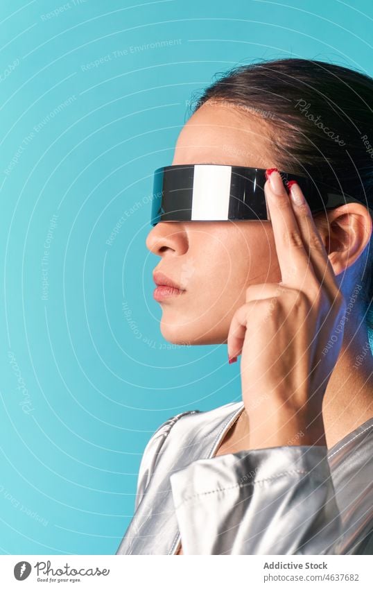 Ethnische Frau mit virtueller Realität in einer futuristischen Brille Virtuelle Realität Stil simulieren erweitert Porträt trendy Erfahrung digital VR jung