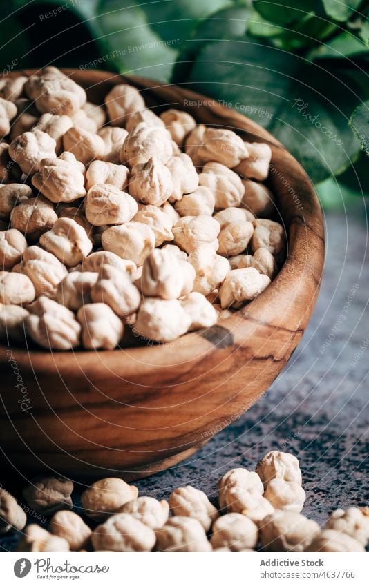 Ein Haufen trockener Kichererbsen in einer Schüssel Hülsenfrüchtler kulinarisch Küche organisch Lebensmittel roh ungekocht gesunde Ernährung Produkt