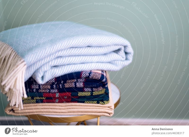 Stapel von karierten Wolldecken Decke Wollstoff Wolle Winter warm heimwärts Komfort Herbst bequem weich niemand lebend Sofa im Innenbereich Wohnzimmer Haus