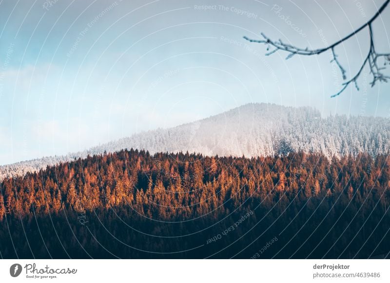 Blick auf schneebedeckte Hang Schneelandschaft Bergkette Panorama (Aussicht) Totale Starke Tiefenschärfe Sonnenlicht Lichterscheinung Reflexion & Spiegelung